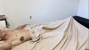 Mi Vecino me Encuentra Masturbandome y lo Ayudo a Venirse en mi Cara