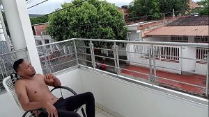 En el balcón de mi habitación se pasa muy rico y delicioso, una mujer que sabe como se debe de manejar a un hombre bien cachondo