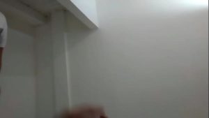 Mi hermanastro me descubre enviándole unas fotos seductoras a mi novio
