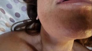 Mi vecino me folla en el filo de la cama y derrama su semen en mi coño