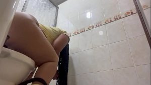 Camara pervertida en baños publicos VIDEO REAL AMATEUR