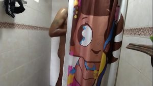 mi hermanastra esta en el sofá mientras la observo con su vestido corto, la seduzco y terminamos pasando un rato delicioso