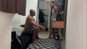 Fui visitar meu amigo e acabei comendo a sua esposa enquanto ela cozinhava
